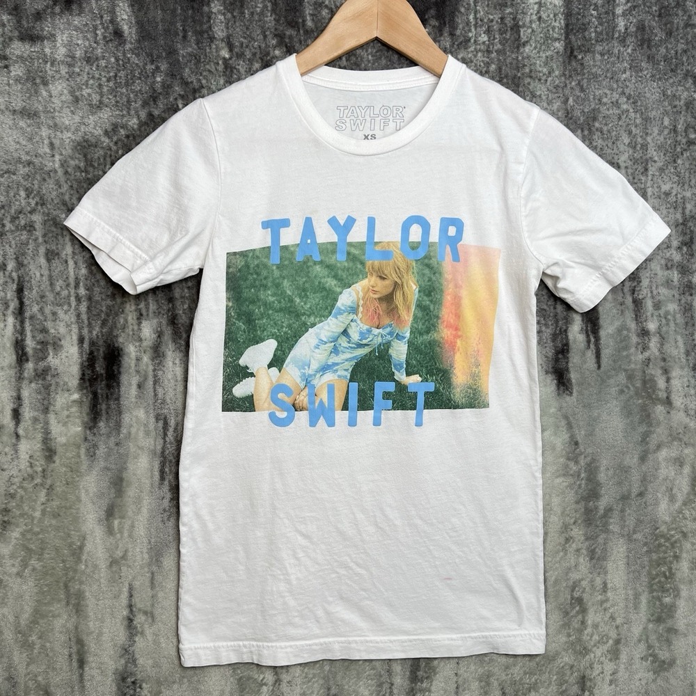 Taylor Swift Grassy Photo T-Shirt White XS Official Merchandise